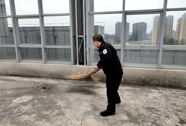 清扫办公楼顶，不留卫生死角_副本.jpg